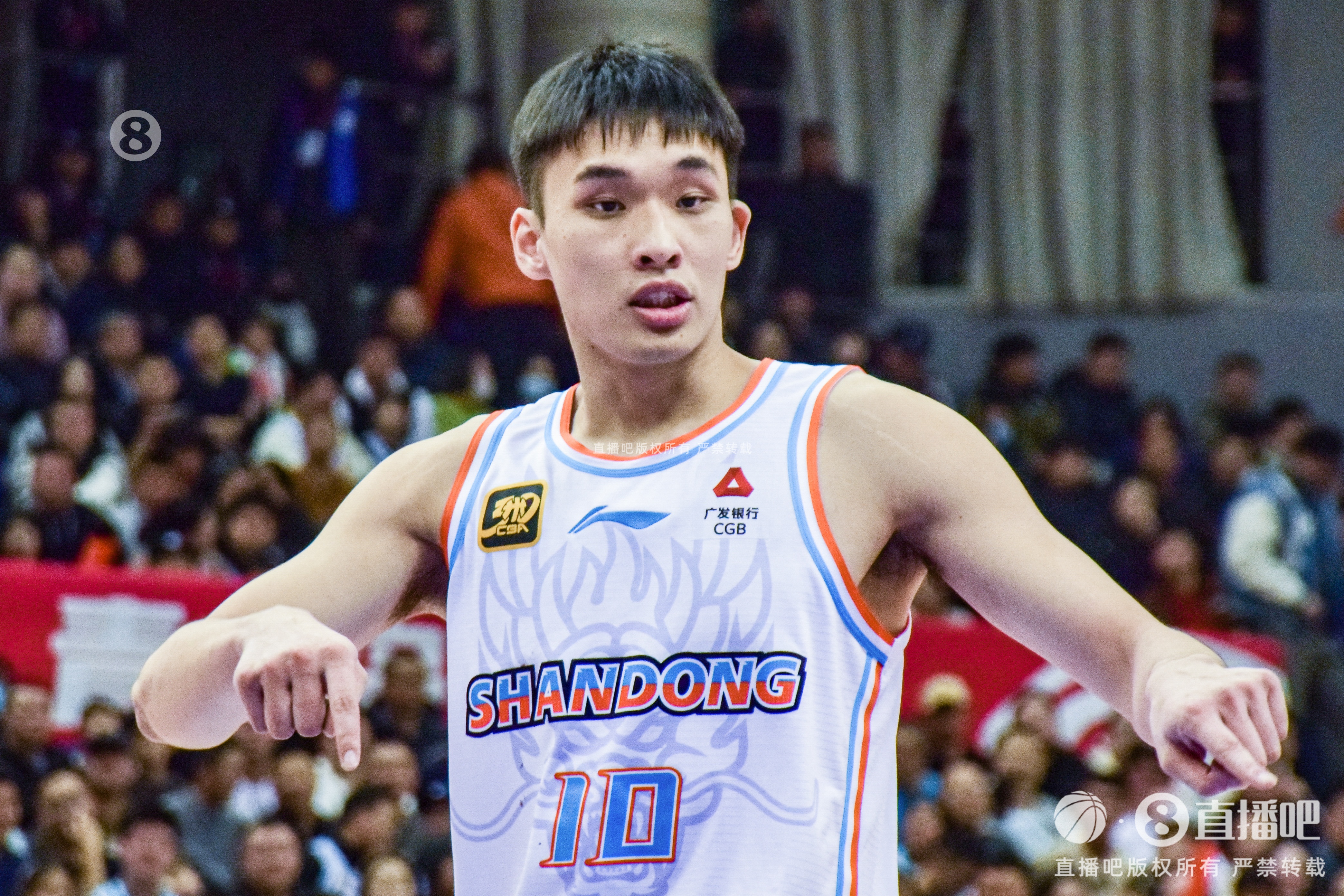 媒体人:谢智杰第四节比赛气质真的不错 二年级生掌控挺稳的了