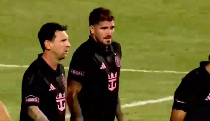 开云在线-梅西点球破门！险1分钟两球，破门之后不庆祝，苏亚雷斯造点