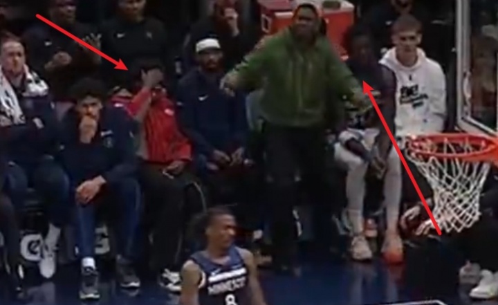 开云-戈贝尔筐底放篮不进！场边麦丹无奈捂脸&amp;华子直接站起无语摊手